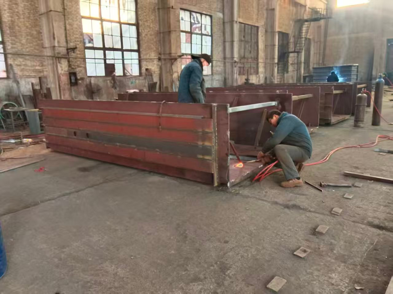 水冷料槽对接铆焊