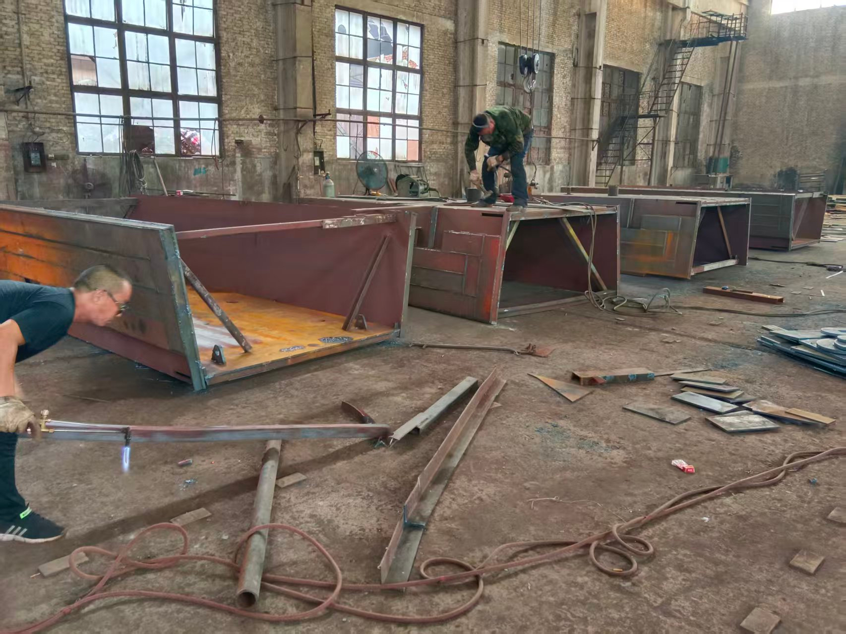 水冷料槽对接铆焊