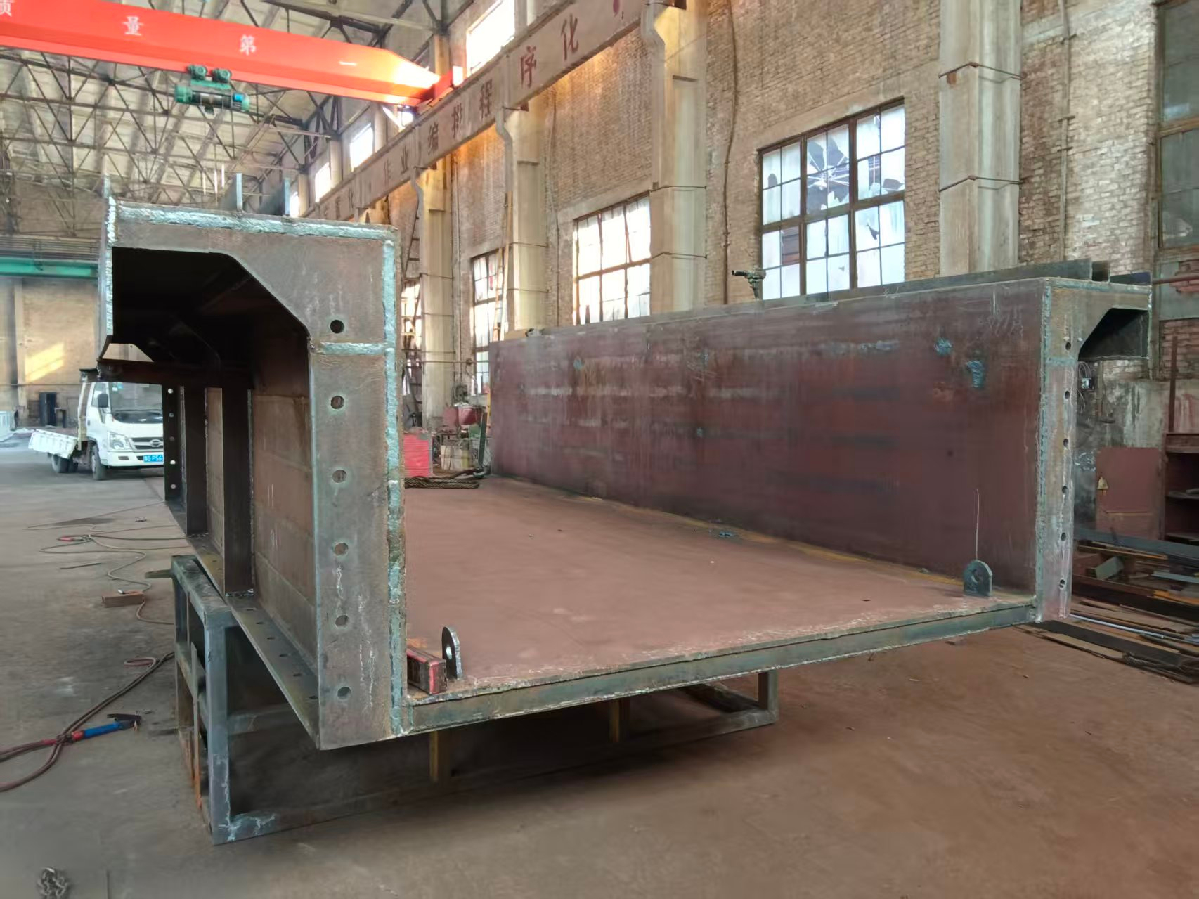 水冷料槽对接铆焊